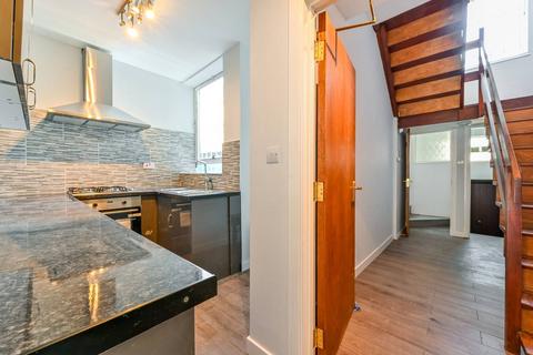 3 bedroom flat to rent, Boleyn Road, Dalston, LONDON, N16