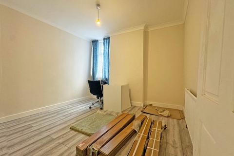 2 bedroom flat for sale, Chadwin Road, London, E13