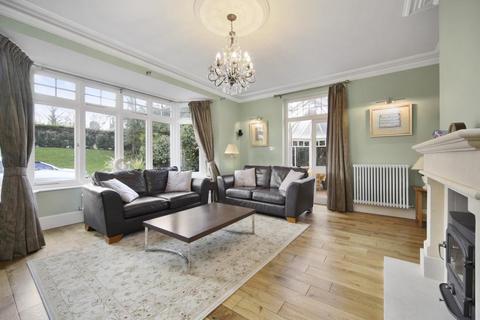 6 bedroom detached house to rent, Oatlands Avenue, Weybridge, Surrey, KT13 9SF