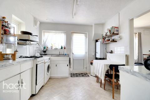 25 Moray Way, Romford, RM1 4YL