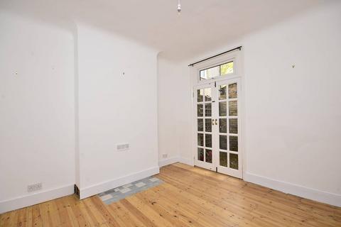 2 bedroom maisonette to rent, Khartoum Road, Tooting, London, SW17