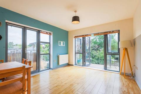 35 Leverton Close, London, N22 7BT