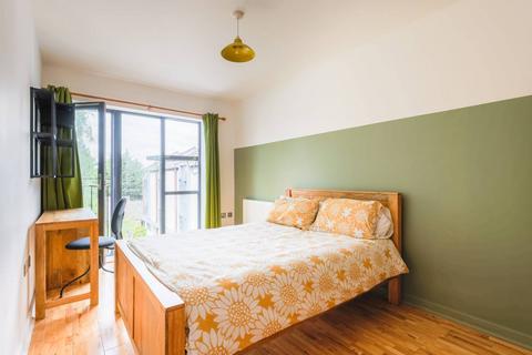 35 Leverton Close, London, N22 7BT