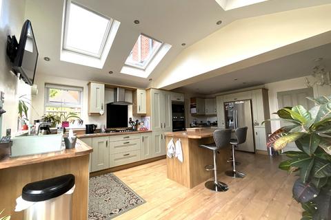 5 bedroom semi-detached house for sale, Beaconside, South Shields, Tyne and Wear, NE34