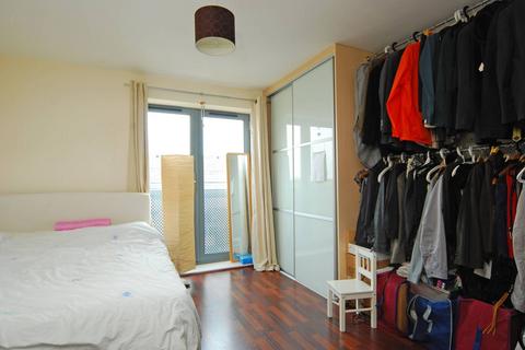 2 bedroom flat to rent, Agate Close, Hanger Hill, London, NW10