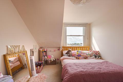 2 bedroom flat for sale, Broomwood Road, London SW11
