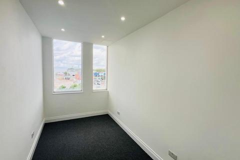 3 bedroom apartment to rent, Flat 1, Brentford TW8