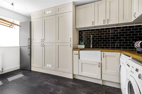 9 Tretawn Park, London, NW7 4PS