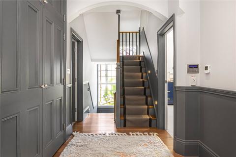 9 Tretawn Park, London, NW7 4PS