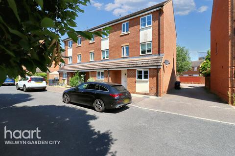 4 bedroom end of terrace house for sale, Eddington Crescent, Welwyn Garden City