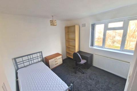 4 bedroom flat to rent, Kingsnympton Park, Kingston upon Thames KT2