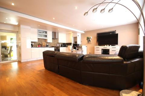 32 Craydene Road, Erith, DA8 2HR