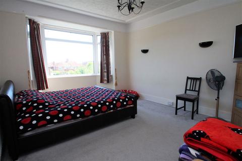 2 bedroom flat to rent, St. Michaels Road, Worthing, BN11 4RZ