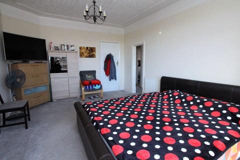 2 bedroom flat to rent, St. Michaels Road, Worthing, BN11 4RZ