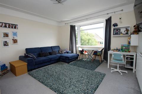 2 bedroom flat to rent, St. Michaels Road, Worthing, BN11 4RZ