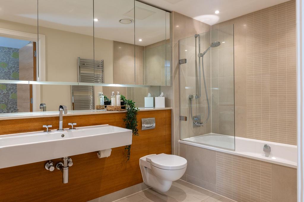 Family Bathroom 10 Dart Marina, Sandquay Road,...