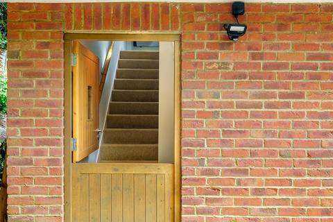Maisonette to rent, Jubilee Road, Wokingham RG40