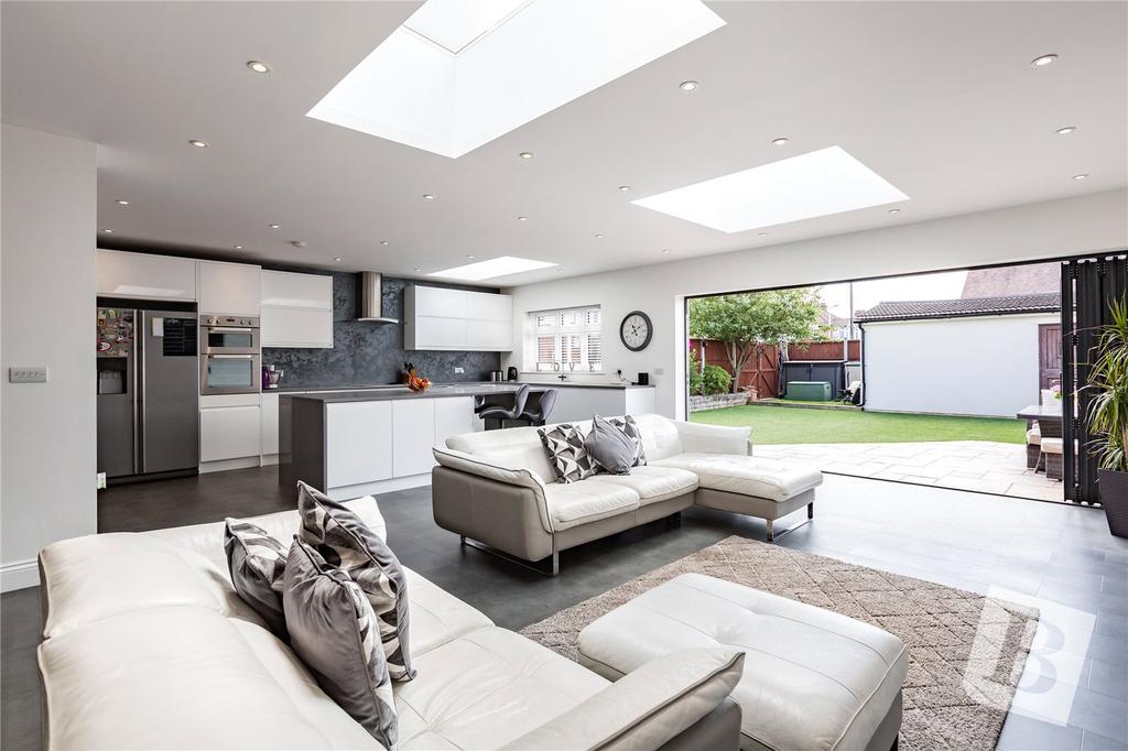 Rothbury Avenue, Rainham, RM13 5 bed end of terrace house for sale £