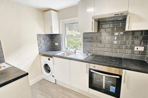 2 bedroom ground floor maisonette to rent, Kilburn Park Road, London NW6