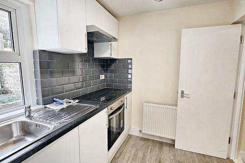 2 bedroom ground floor maisonette to rent, Kilburn Park Road, London NW6