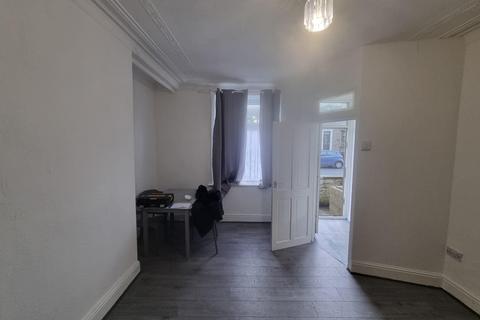 3 bedroom terraced house to rent, Hammond Street, Halifax, HX1 4DR