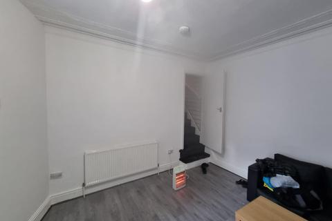 3 bedroom terraced house to rent, Hammond Street, Halifax, HX1 4DR