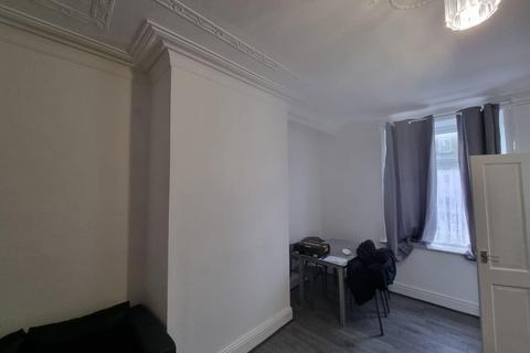 3 bedroom terraced house to rent, Hammond Street, Halifax, HX1 4DR