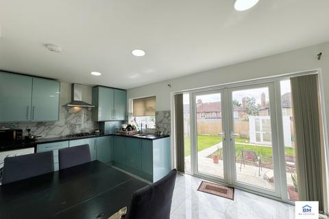 4 bedroom semi-detached house for sale, Arncliffe Road, Leicester LE5