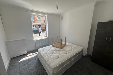 4 bedroom end of terrace house to rent, Uxbridge, UB8