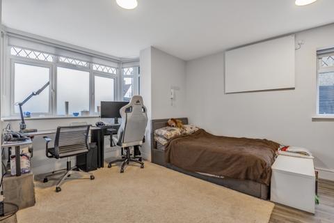 Studio to rent, Downing Drive Greenford UB6