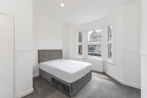 3 bedroom flat to rent, Poplar Walk, London, SE24