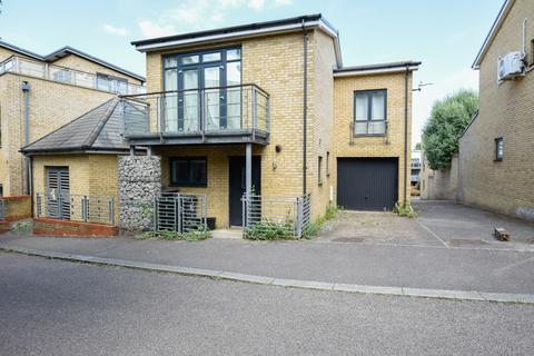 3 bedroom detached house to rent, Park Lane, Greenhithe
