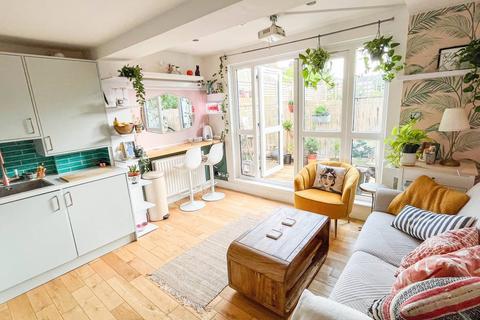 2 bedroom flat for sale, Hayter Road, Brixton Hill, London, SW2