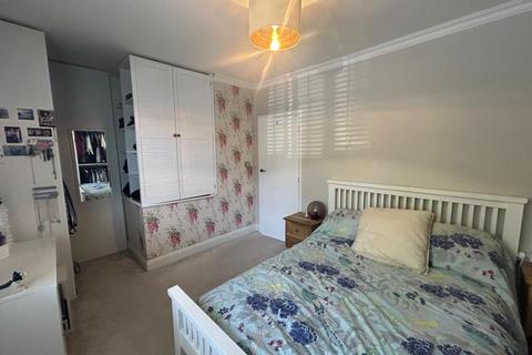 2 bedroom terraced house to rent, Woking Road, Guildford GU1