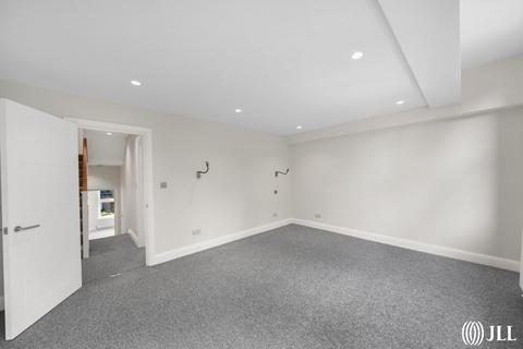 3 bedroom flat to rent, Bramber Road London W14