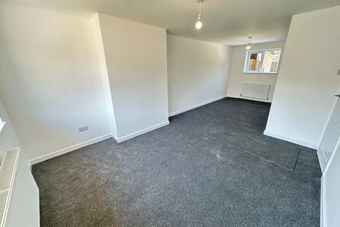 3 bedroom terraced house to rent, Oakwood Avenue, Dunstable, Bedfordshire, LU5 4AR