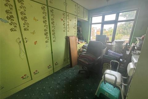 25 Whalebone Grove, Romford, RM6 6BU
