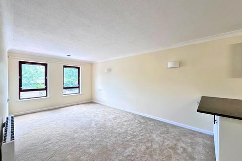 1 bedroom flat for sale, Station Road, New Milton, Hampshire. BH25 6HX