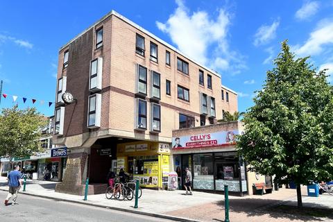 1 bedroom flat for sale, Station Road, New Milton, Hampshire. BH25 6HX