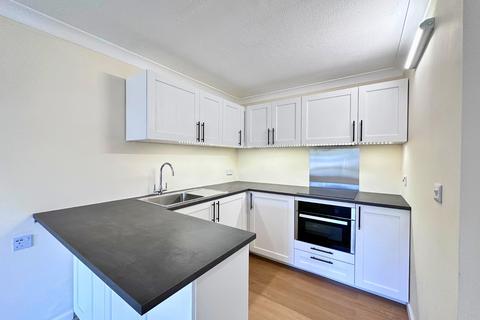 1 bedroom flat for sale, Station Road, New Milton, Hampshire. BH25 6HX