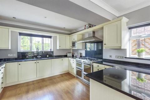4 bedroom detached house to rent, Kettlewell Close, Woking GU21
