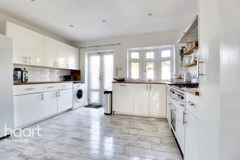 118 Rainham Road, Rainham, RM13 7RJ
