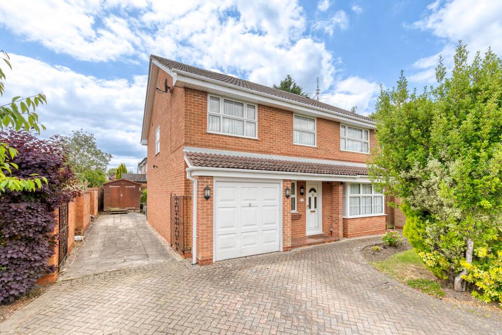 Evergreen Way, Wokingham RG41 5 bed detached house for sale £775,000