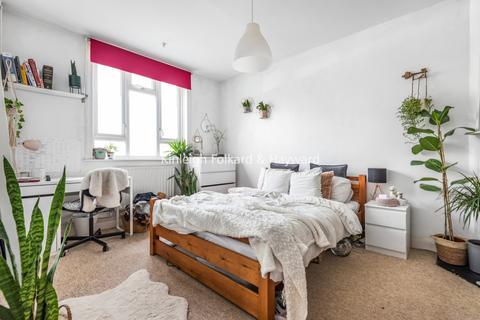 3 bedroom maisonette to rent, Blackshaw Road Tooting SW17