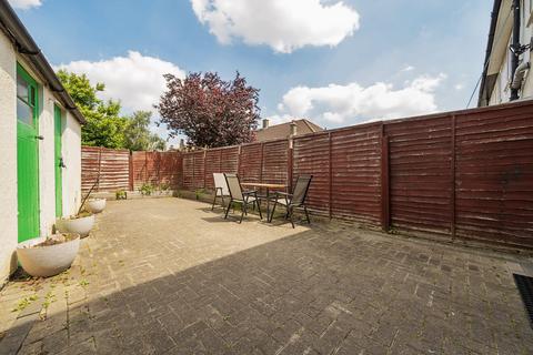 1 Bromhedge, London, SE9 3DY