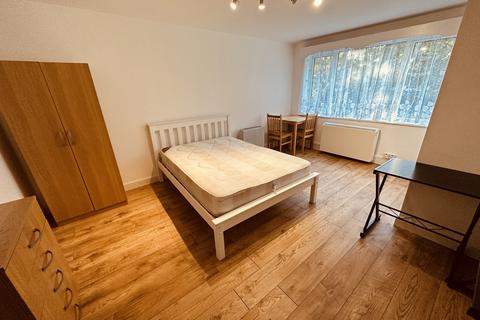 Studio to rent, Gainsborough Road, London N12