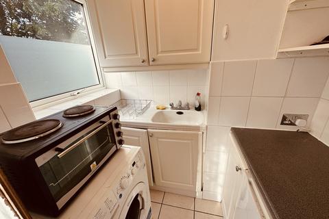 Studio to rent, Gainsborough Road, London N12