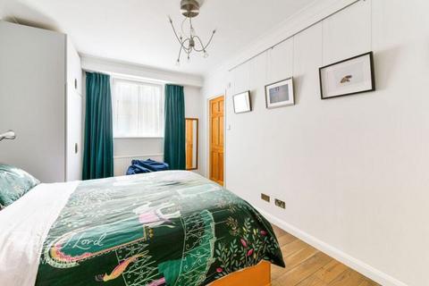 24 Cape Yard, London, E1W 2JU