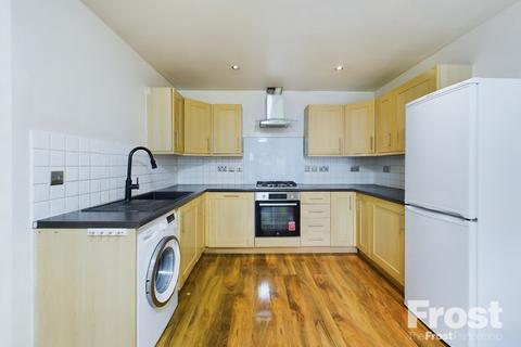 2 bedroom apartment to rent, Elmwood Avenue, Feltham, TW13