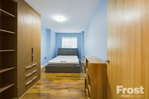 2 bedroom apartment to rent, Elmwood Avenue, Feltham, TW13